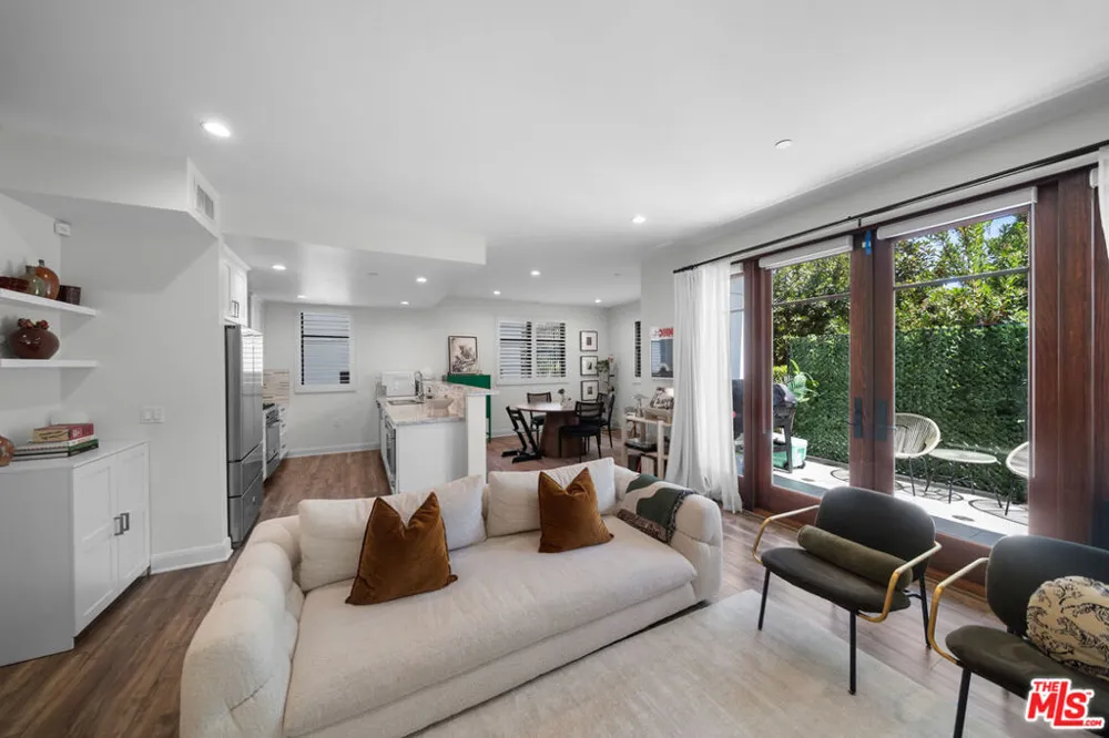 859 S Lucerne Boulevard #110 Los Angeles, CA 90005