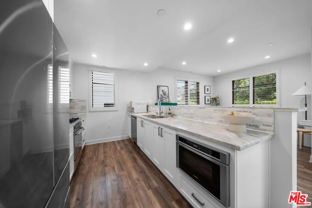 859 S Lucerne Boulevard #110 Los Angeles, CA 90005