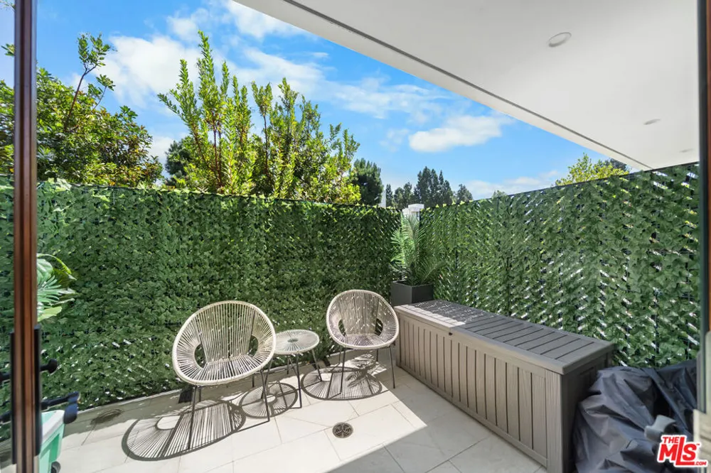 859 S Lucerne Boulevard #110 Los Angeles, CA 90005