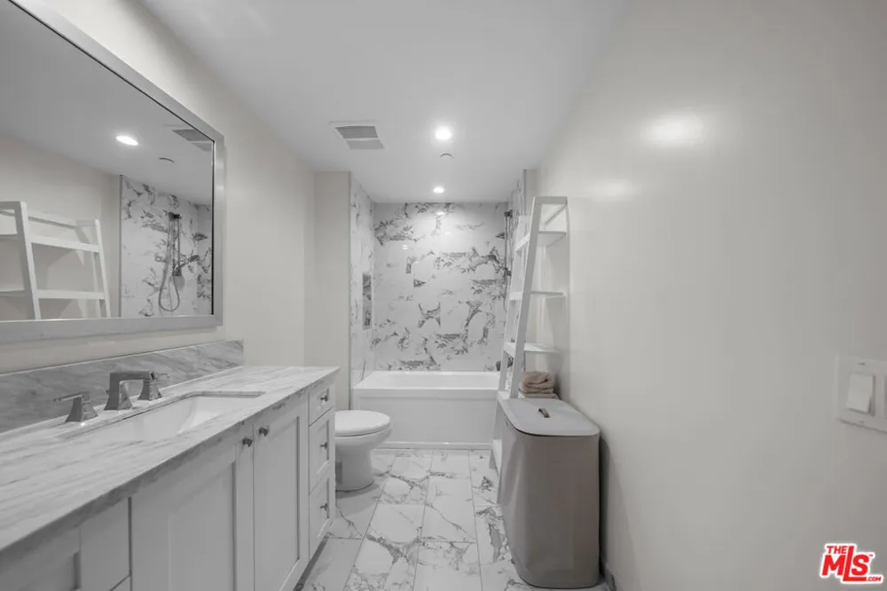859 S Lucerne Boulevard #110 Los Angeles, CA 90005