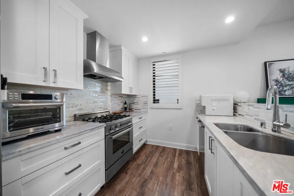 859 S Lucerne Boulevard #110 Los Angeles, CA 90005