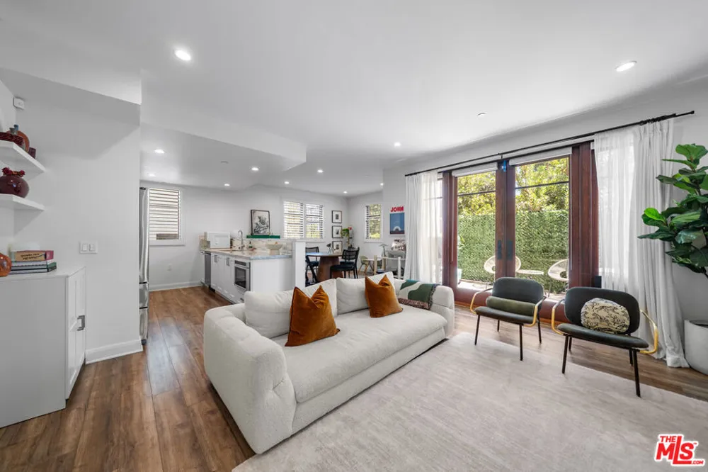 859 S Lucerne Boulevard #110 Los Angeles, CA 90005