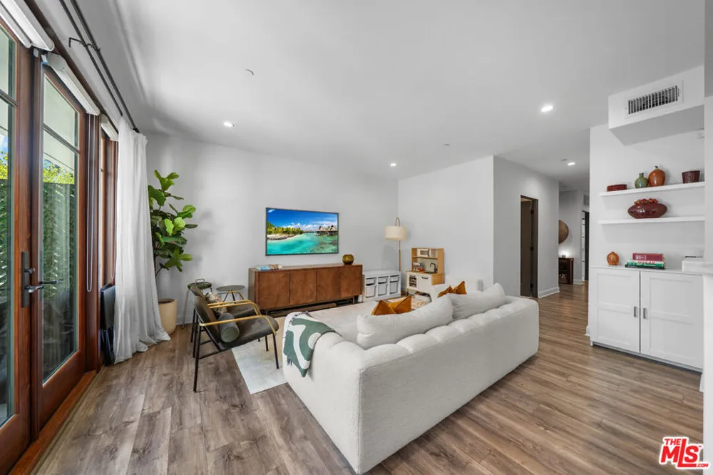 859 S Lucerne Boulevard #110 Los Angeles, CA 90005