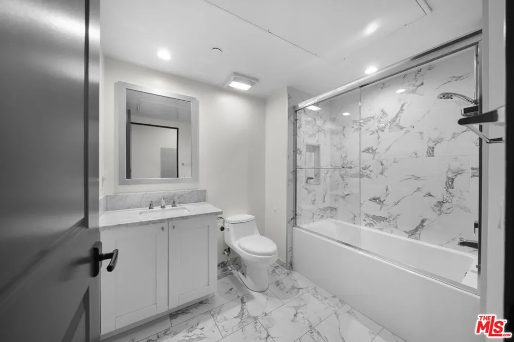 859 S Lucerne Boulevard #110 Los Angeles, CA 90005