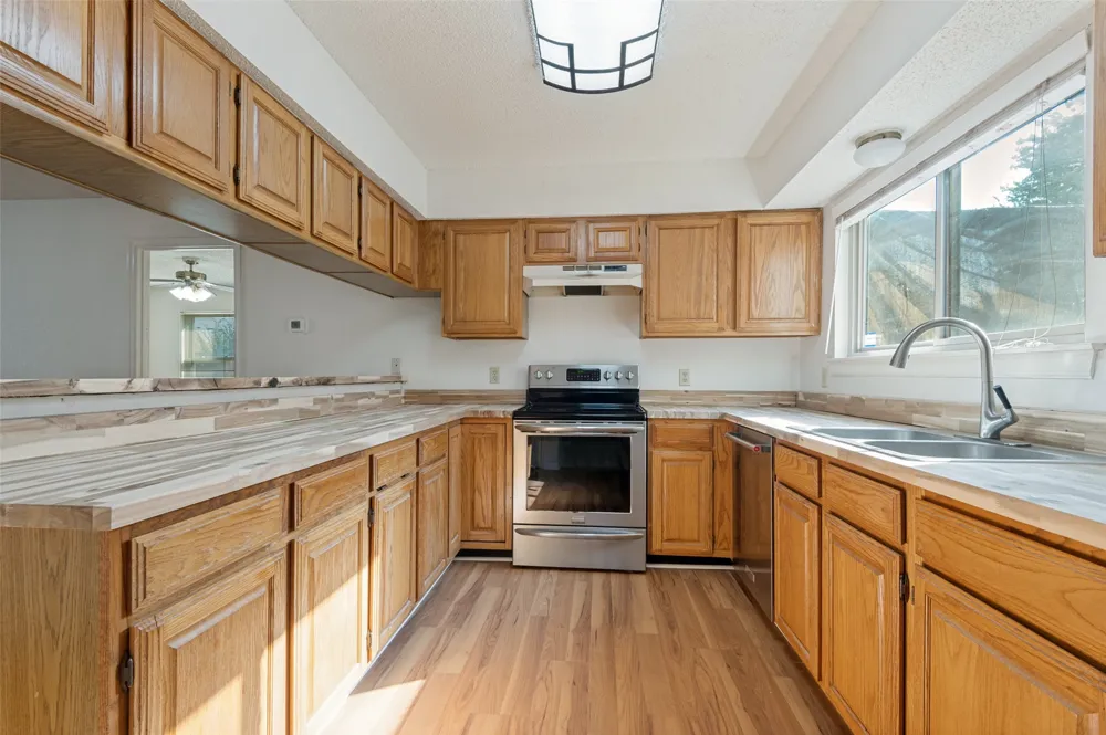 617 Valley Spring Drive Arlington, TX 76018