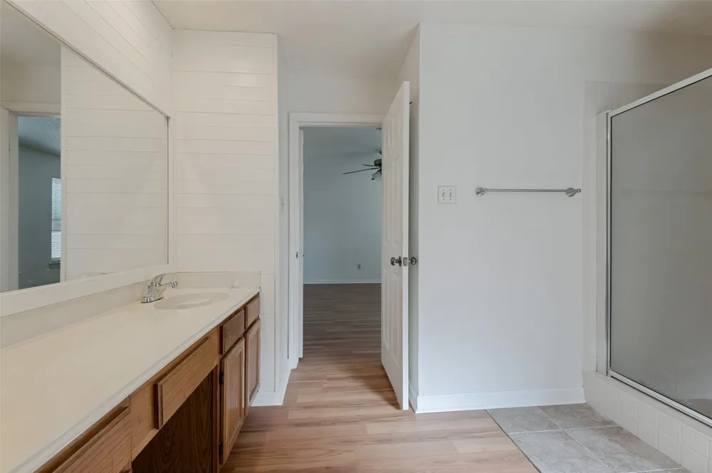 617 Valley Spring Drive Arlington, TX 76018