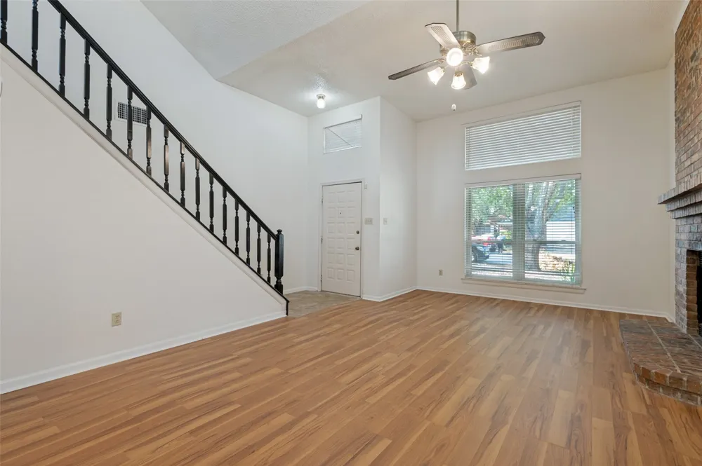 617 Valley Spring Drive Arlington, TX 76018