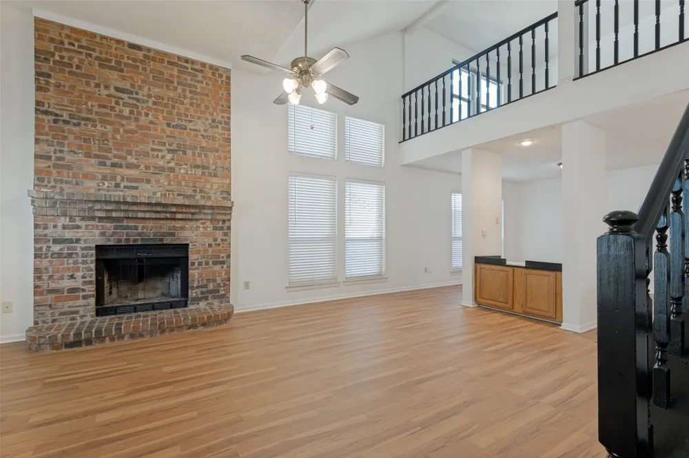617 Valley Spring Drive Arlington, TX 76018