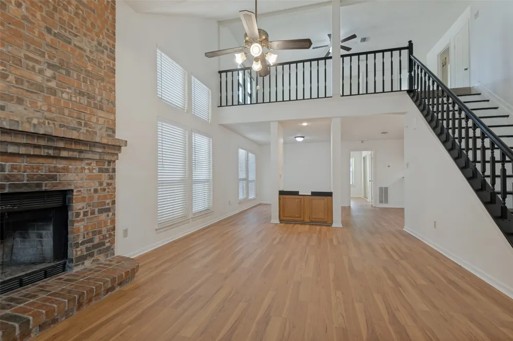 617 Valley Spring Drive Arlington, TX 76018