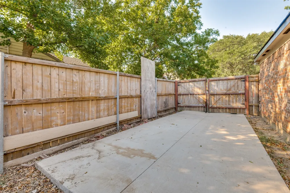 617 Valley Spring Drive Arlington, TX 76018