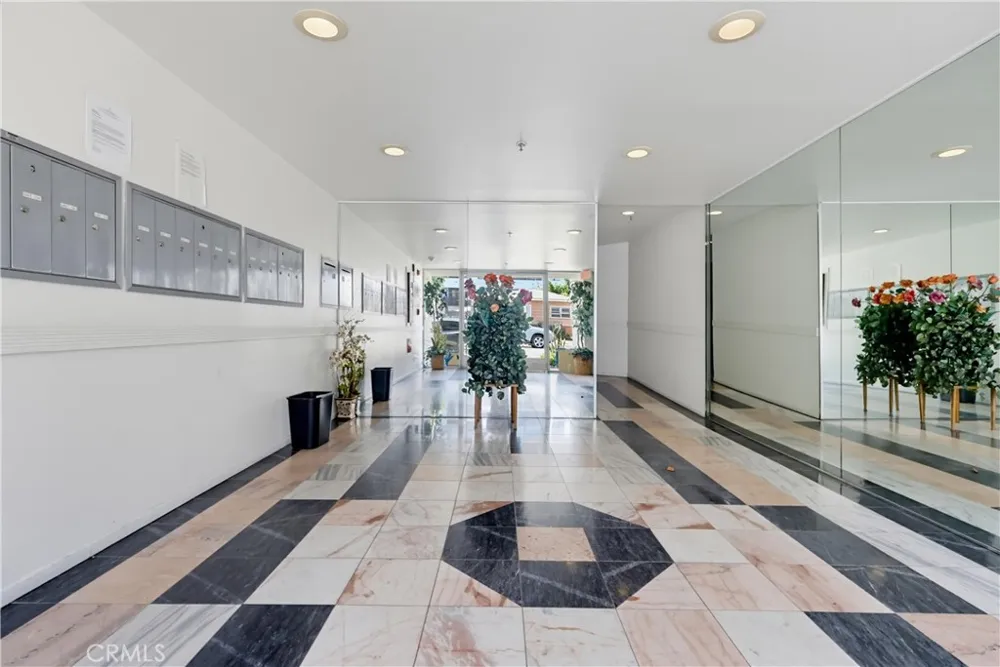 3535 Dunn Drive #201 Los Angeles, CA 90034