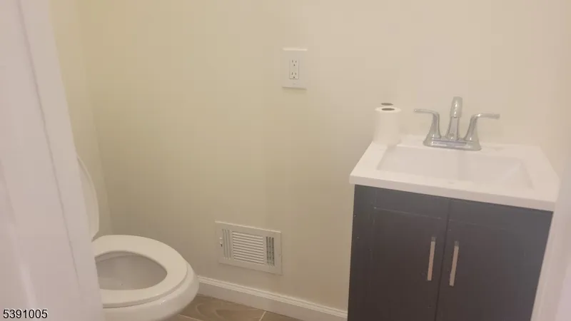 94 Sanford St East Orange City, NJ 07018
