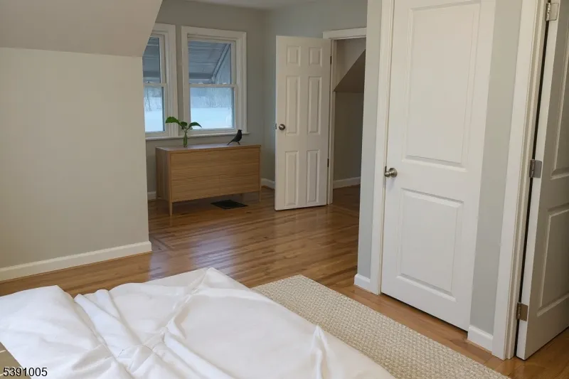 94 Sanford St East Orange City, NJ 07018