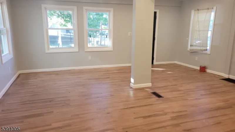 94 Sanford St East Orange City, NJ 07018