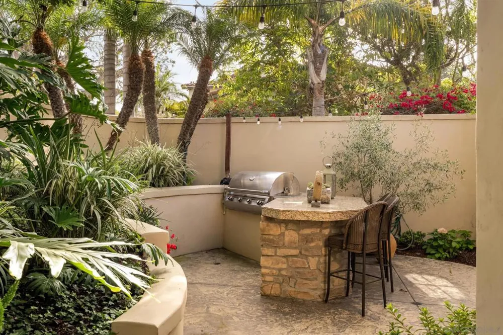 1040 Crest Dr Encinitas, CA 92024