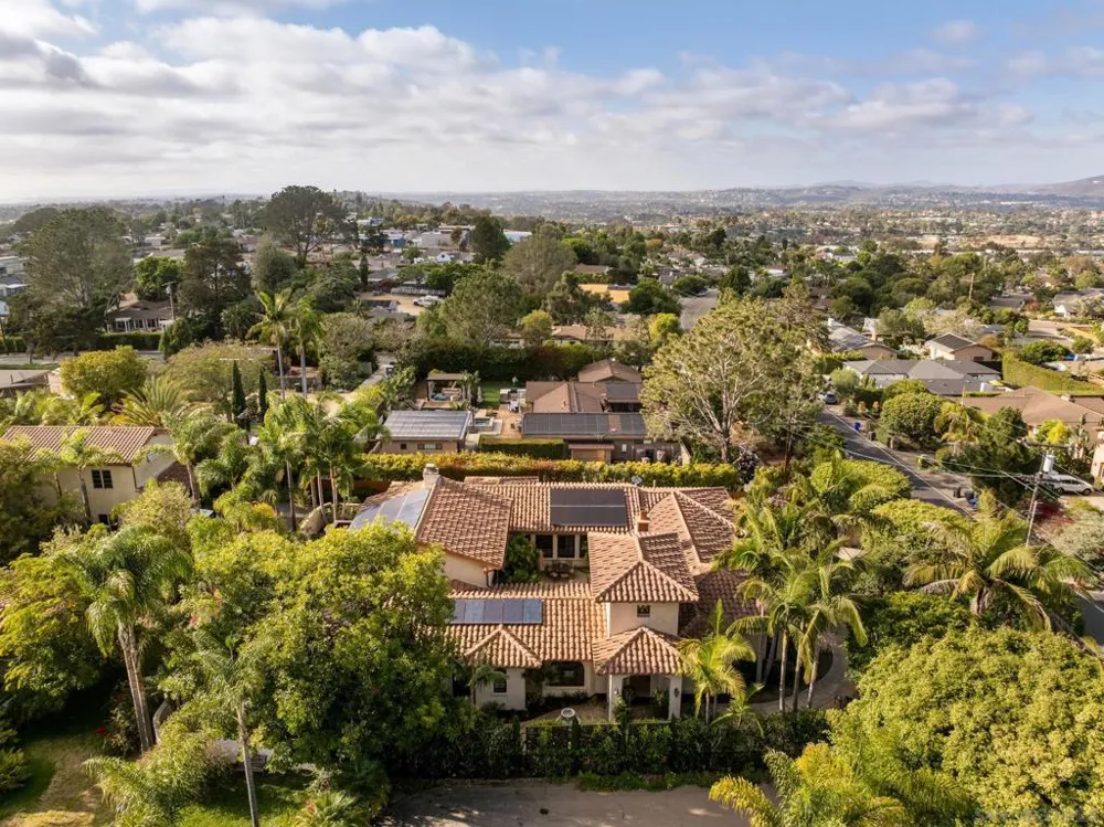 1040 Crest Dr Encinitas, CA 92024