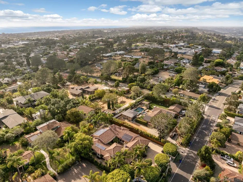 1040 Crest Dr Encinitas, CA 92024