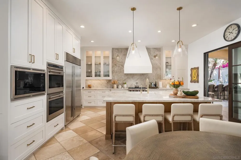 1040 Crest Dr Encinitas, CA 92024
