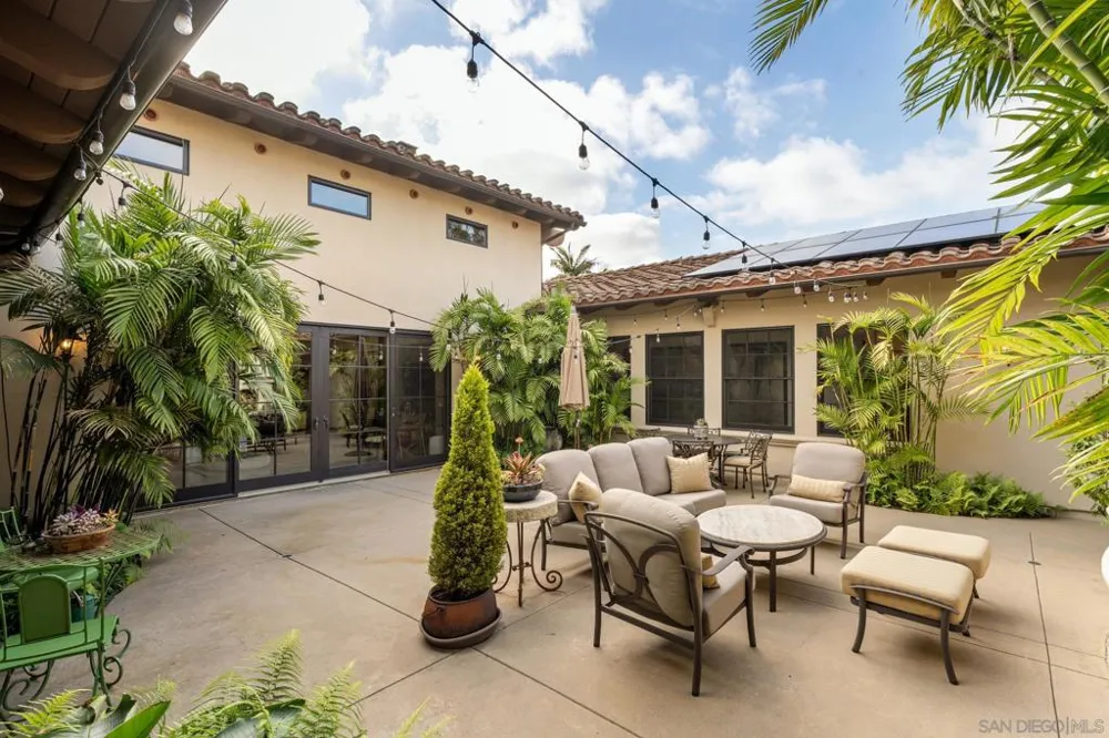 1040 Crest Dr Encinitas, CA 92024