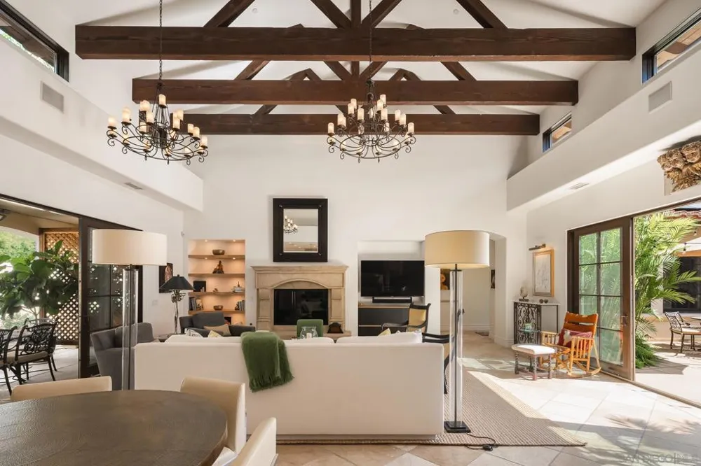 1040 Crest Dr Encinitas, CA 92024