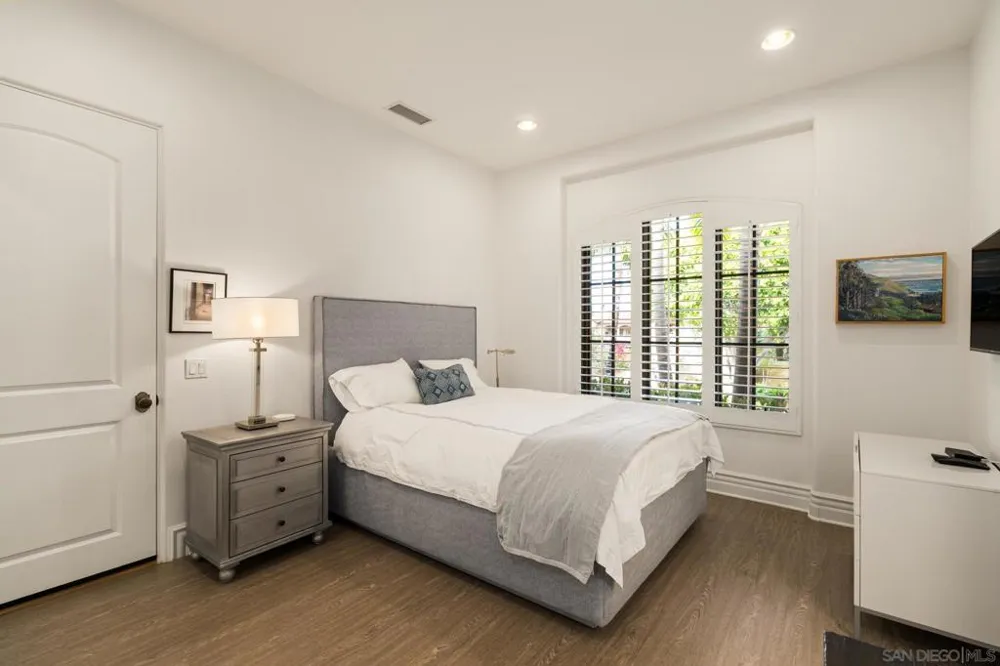 1040 Crest Dr Encinitas, CA 92024
