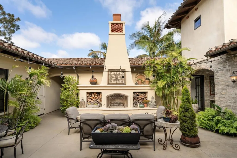 1040 Crest Dr Encinitas, CA 92024