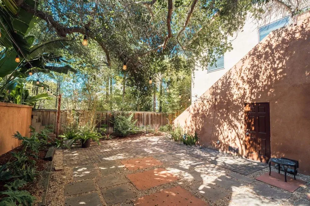 1040 Crest Dr Encinitas, CA 92024