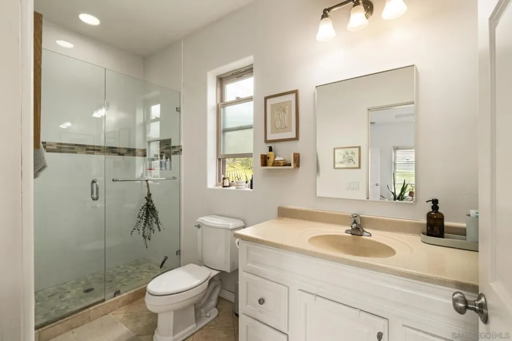 1040 Crest Dr Encinitas, CA 92024