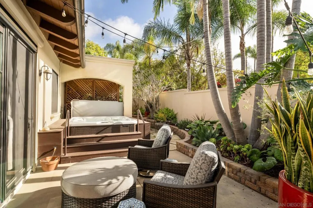 1040 Crest Dr Encinitas, CA 92024