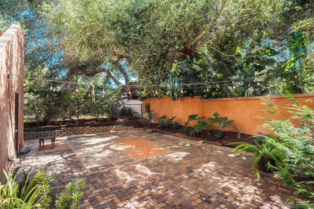 1040 Crest Dr Encinitas, CA 92024