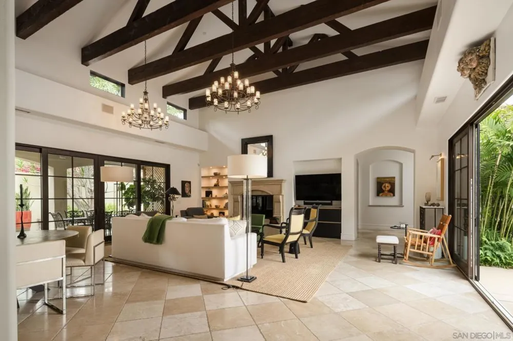 1040 Crest Dr Encinitas, CA 92024