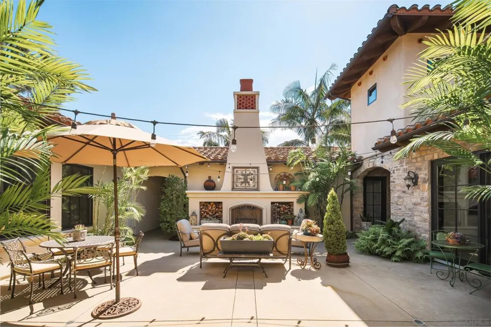1040 Crest Dr Encinitas, CA 92024