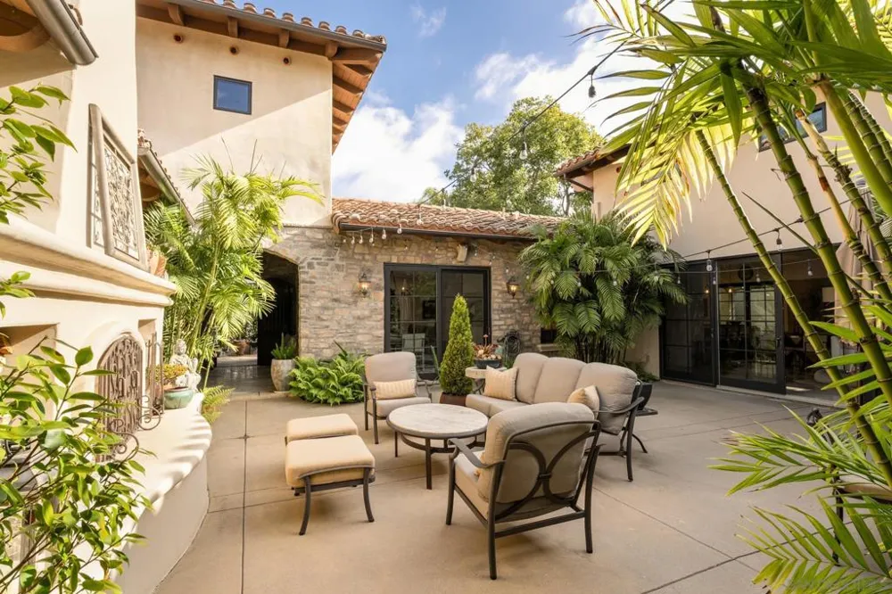 1040 Crest Dr Encinitas, CA 92024