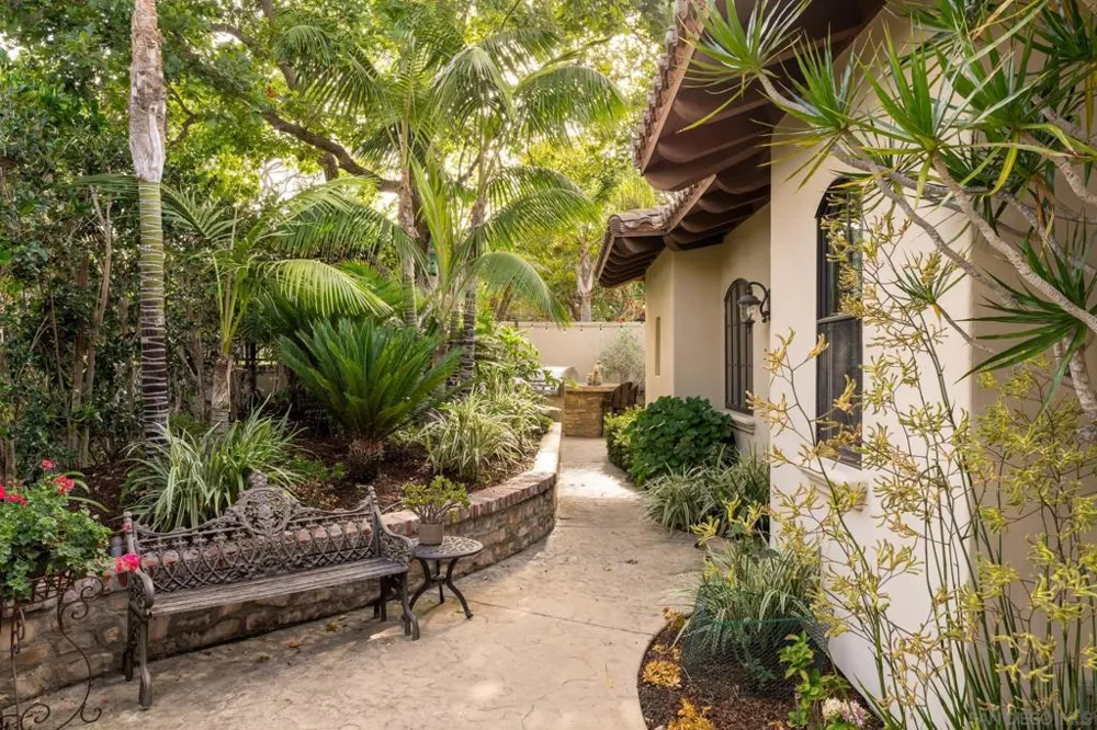 1040 Crest Dr Encinitas, CA 92024