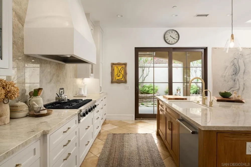 1040 Crest Dr Encinitas, CA 92024