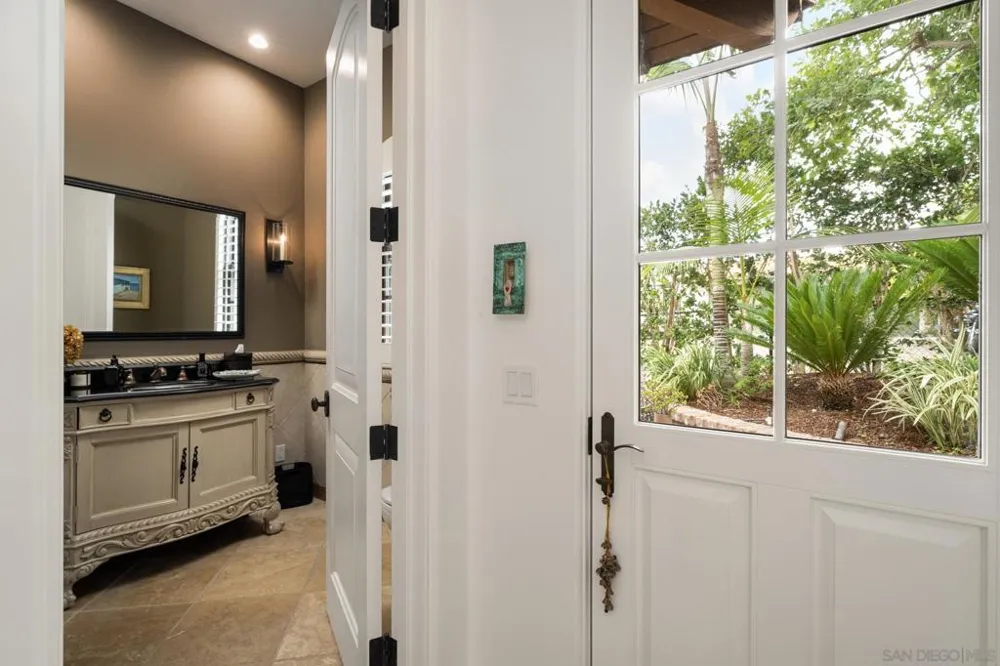 1040 Crest Dr Encinitas, CA 92024