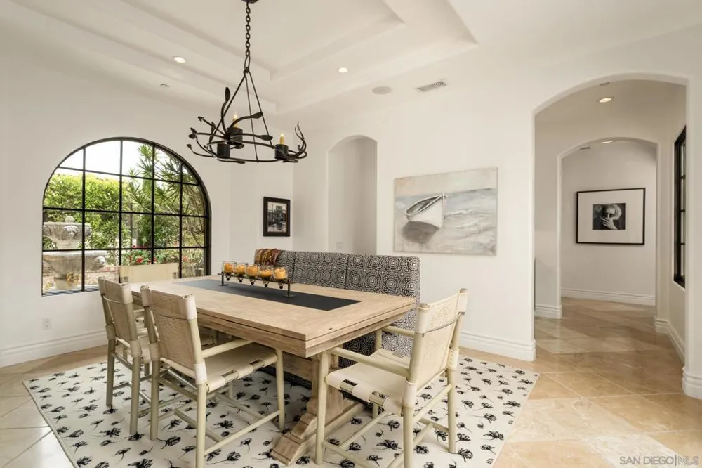 1040 Crest Dr Encinitas, CA 92024