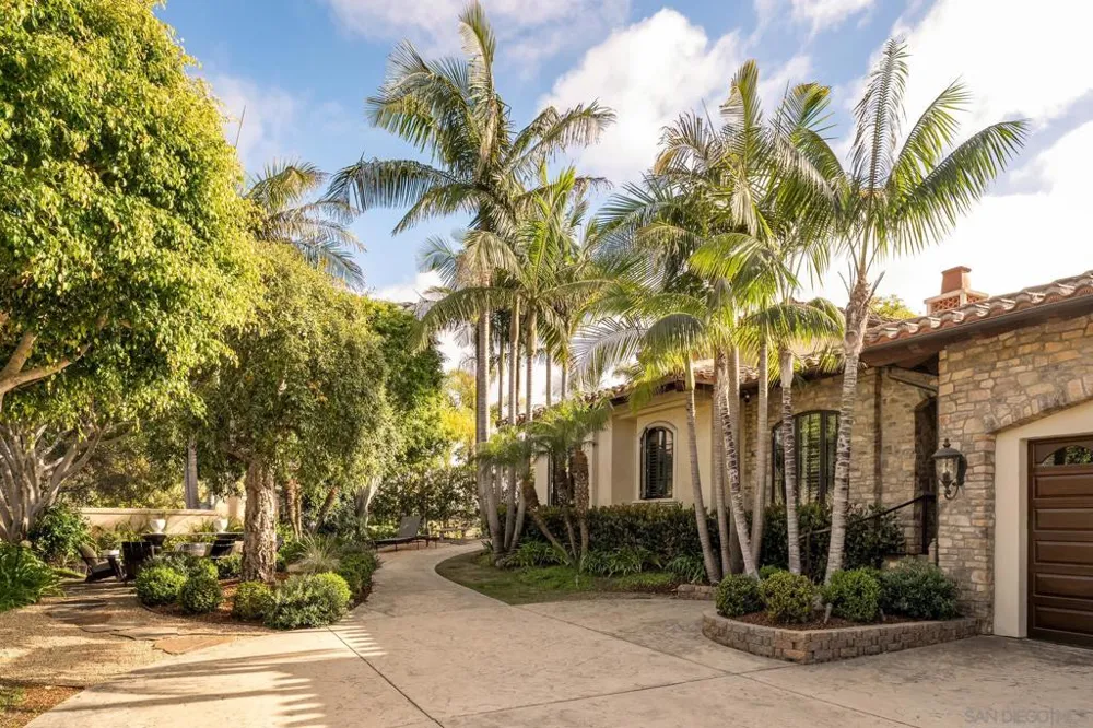 1040 Crest Dr Encinitas, CA 92024