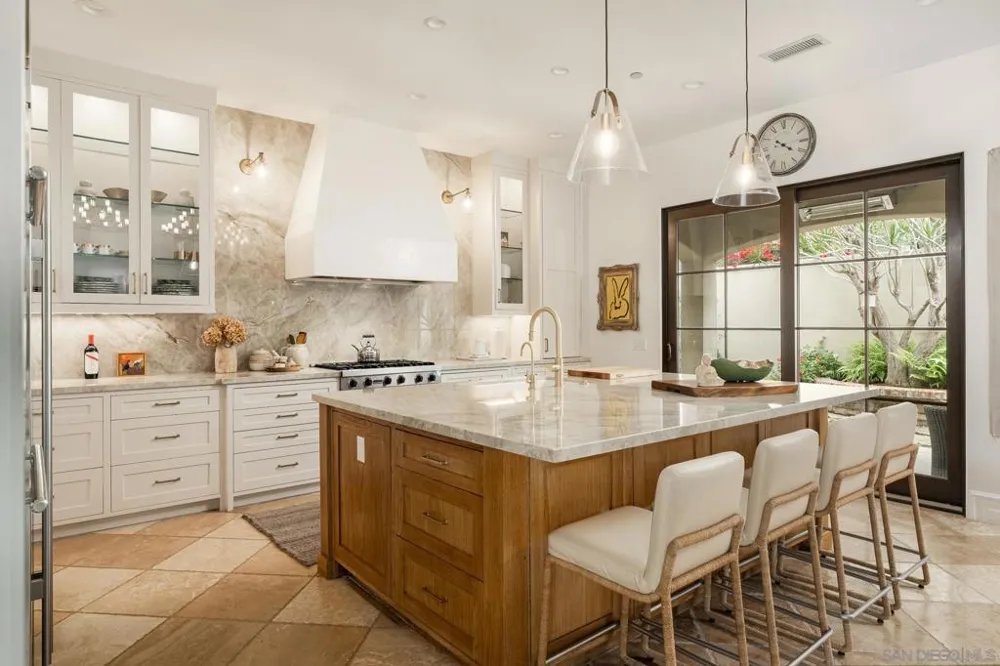 1040 Crest Dr Encinitas, CA 92024