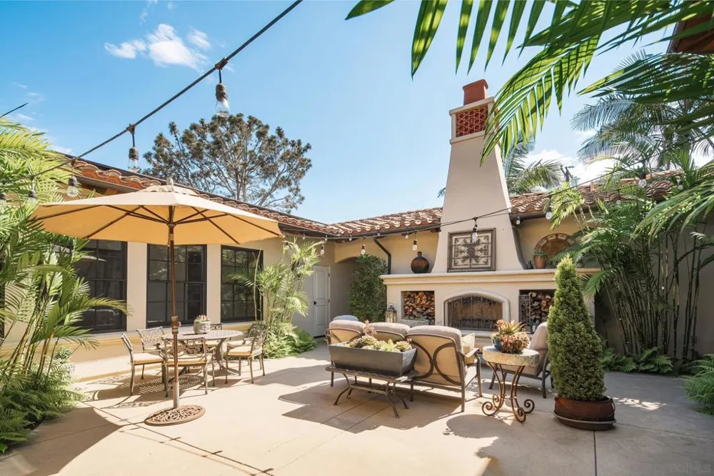 1040 Crest Dr Encinitas, CA 92024