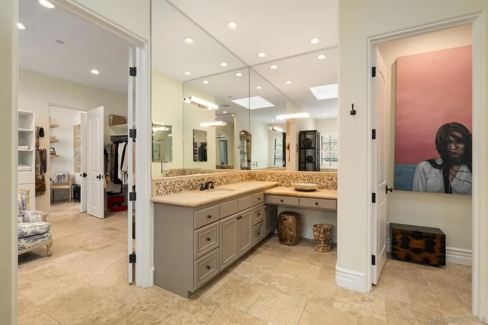 1040 Crest Dr Encinitas, CA 92024