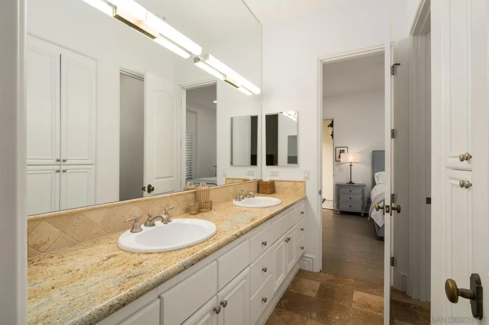 1040 Crest Dr Encinitas, CA 92024