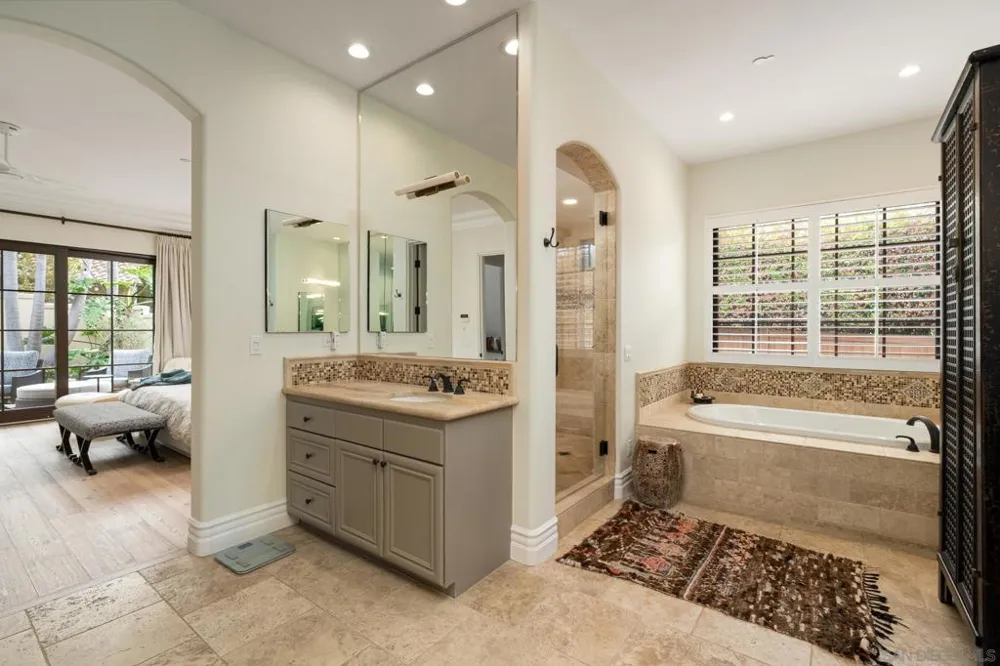 1040 Crest Dr Encinitas, CA 92024