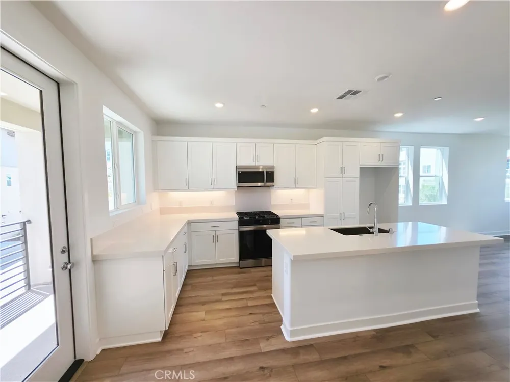 27457 Novella Valencia, CA 91318