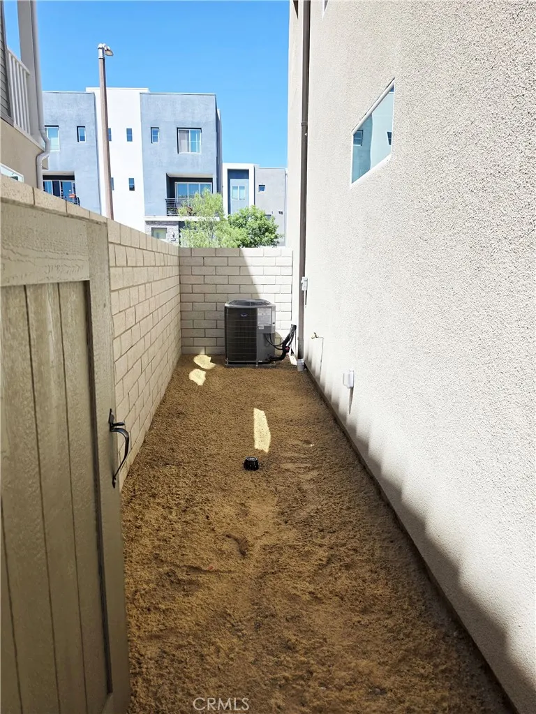27457 Novella Valencia, CA 91318