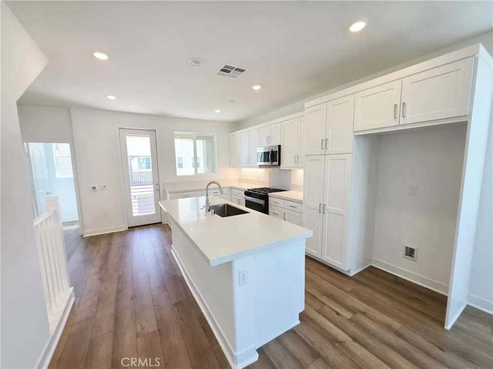 27457 Novella Valencia, CA 91318