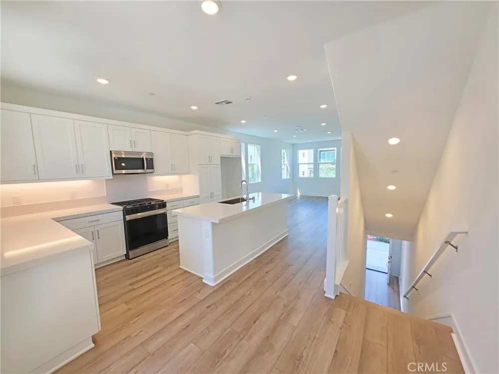 27457 Novella Valencia, CA 91318