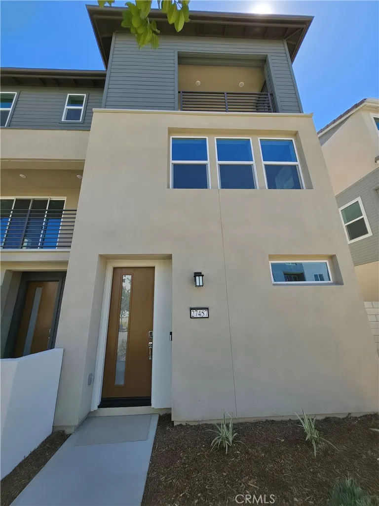 27457 Novella Valencia, CA 91318
