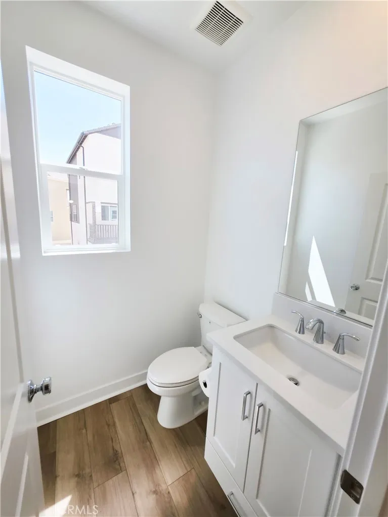 27457 Novella Valencia, CA 91318