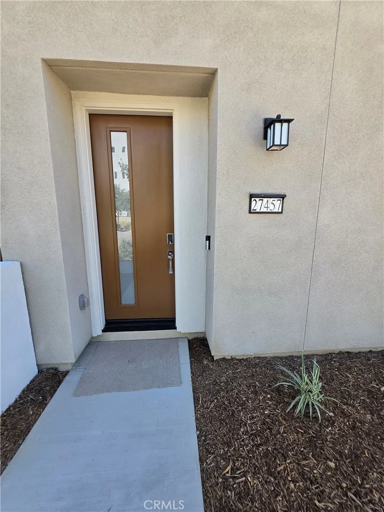 27457 Novella Valencia, CA 91318
